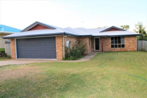 Entire 4BR House close to Airport Hosted by Homestayz Gladstone